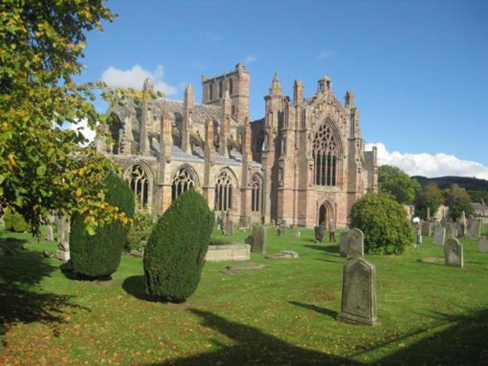 V mestečku sa nachádza monumentálna zrúcanina opátstva Melrose Abbey
