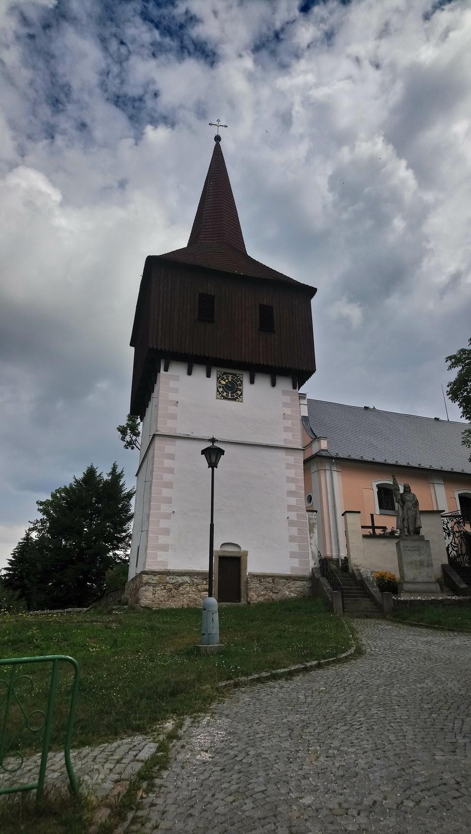 Zvonica pri kostole Všech svatých v Hronove