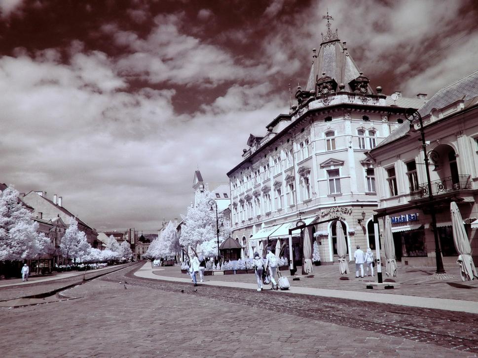 Andrássyho palác v popredí cukráreň AIDA