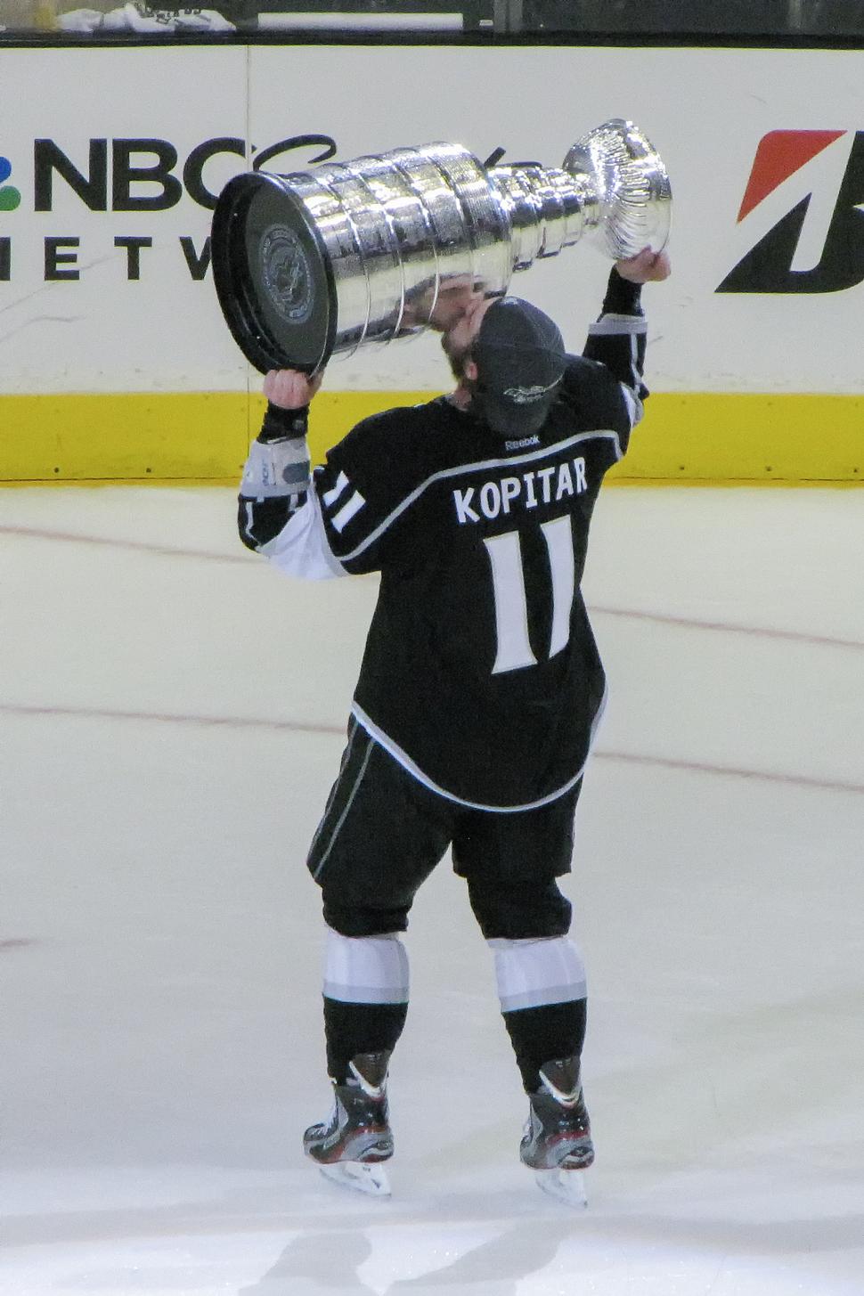 Anže Kopitar vychutnávajúc si chvíle s najstaršou trofejou, ku ktorej viedlo 108 súťažných zápasov v sezóne 2013/14