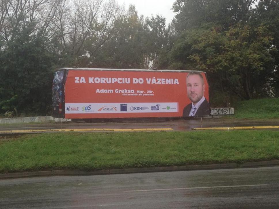 A board z druhej strany cesty!