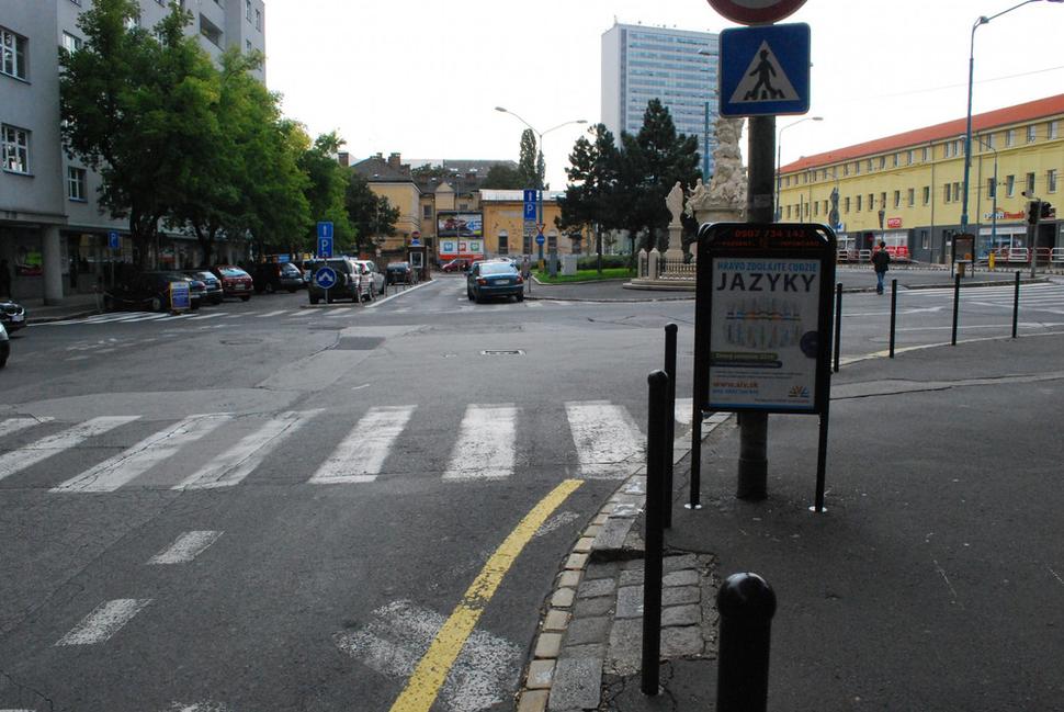 Zariadenie aj dnes umiestené na stĺpe s dopravnou značkou, v križovatke a v blízkosti priechodu.