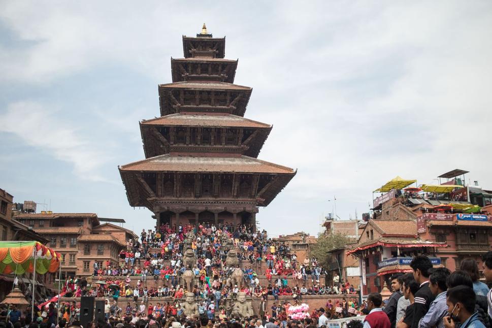 Preplnená Nyatapola Pagoda na námestí Taumadhi počas osláv Nepálskeho Nového roku