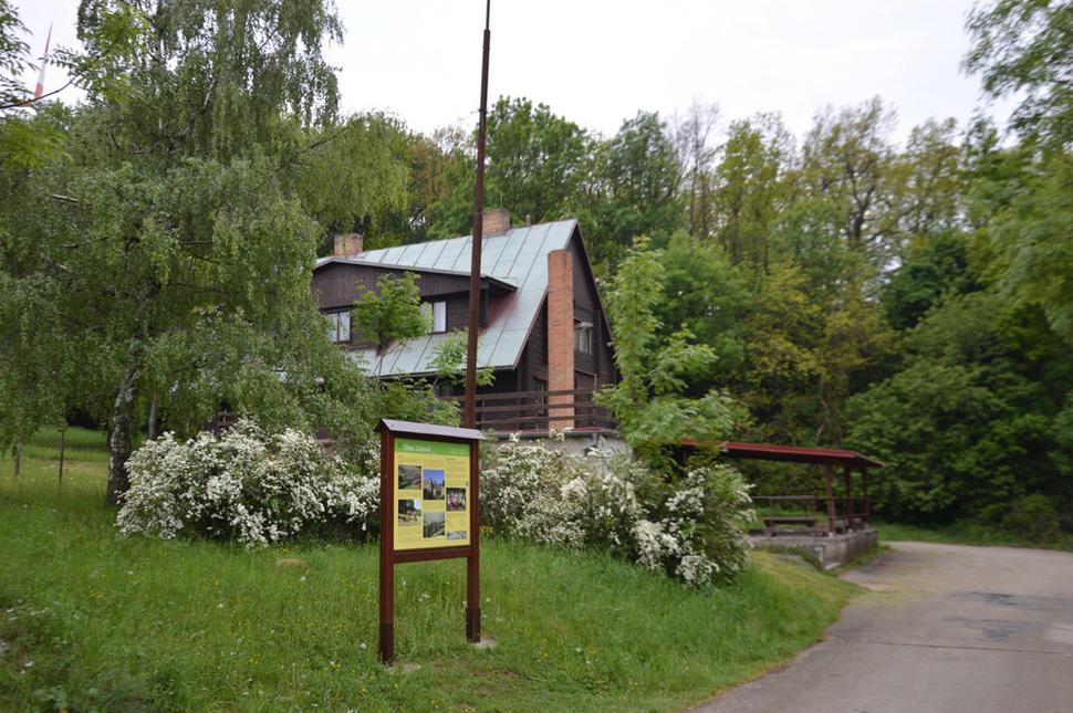 chata a informačná tabuľa o obci Cerová