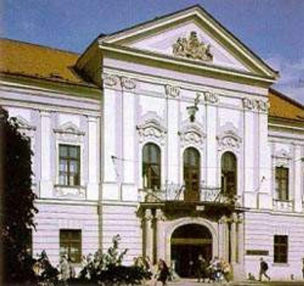 Budova je na Hlavnej ulici v samom centre Košíc.