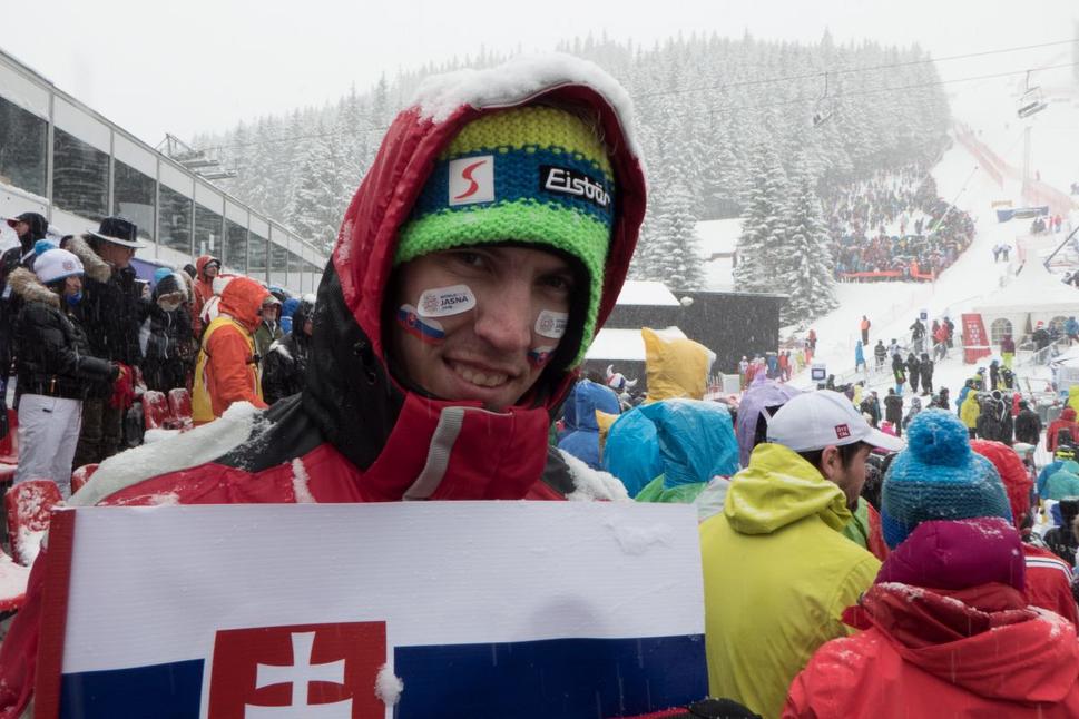 Sponzorská vlajka nesmie chýbať