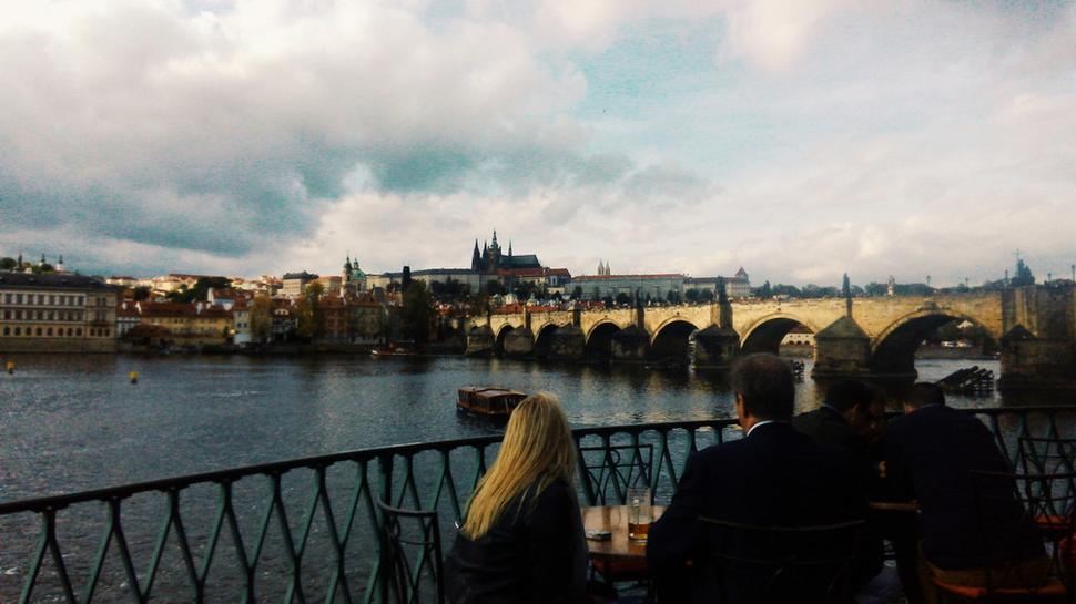 Karlov most v pozadí