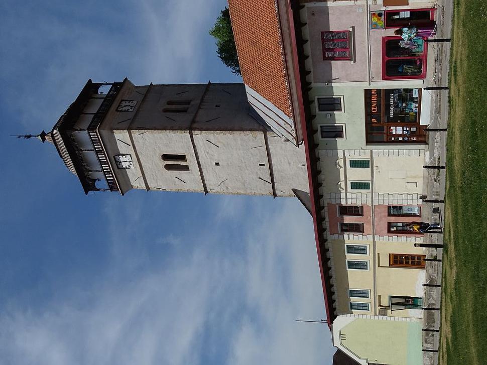 Neskoro renesančná strážna veža je dominantou historického centra mesta Rožňava. Bola postavená v rokoch 1643-1654, teda v období, keď krajinu ohrozovali Turci, a plnila významnú obrannú funkciu. Dnes slúži aj ako rozhľadňa.