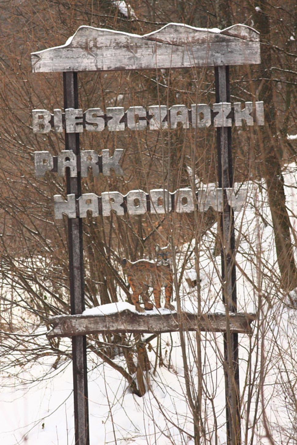Tabuľa označujúca národný park – nevtieravá, no zároveň neprehliadnuteľná