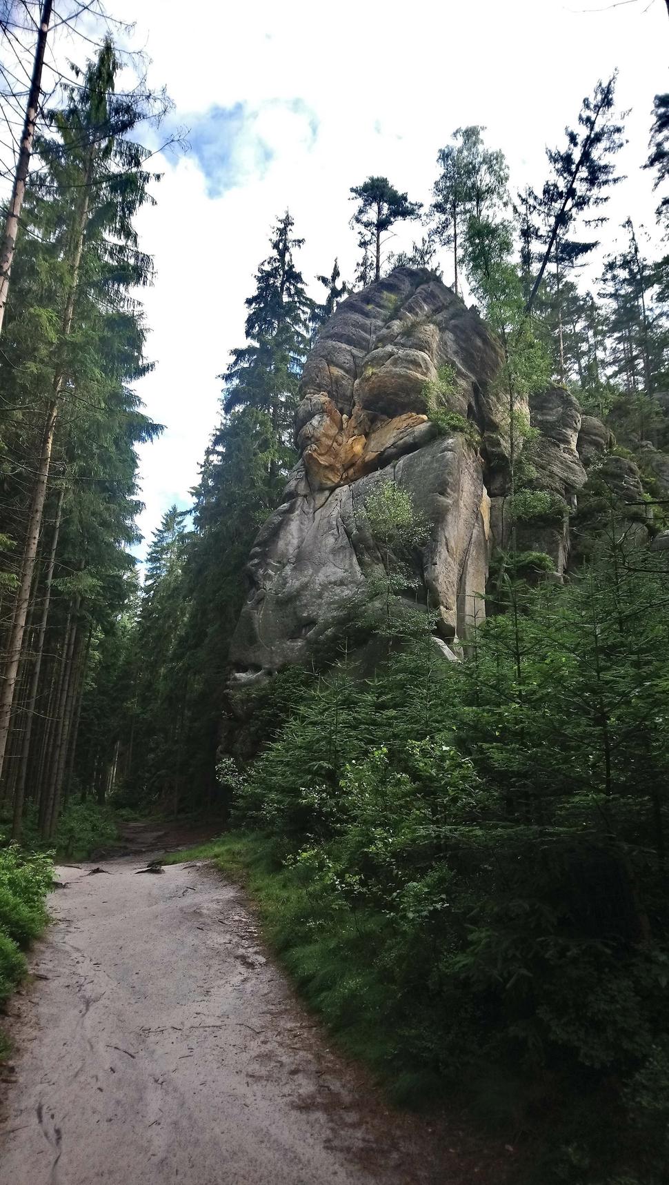 Piesčitý chodník stráži obor