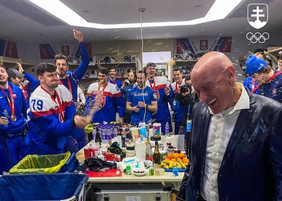 Šťastný tréner Graig Ramsay, po príchode do štúdia, chalani polievajú na víno, tréner je mokrý aj košeľa s žltom.