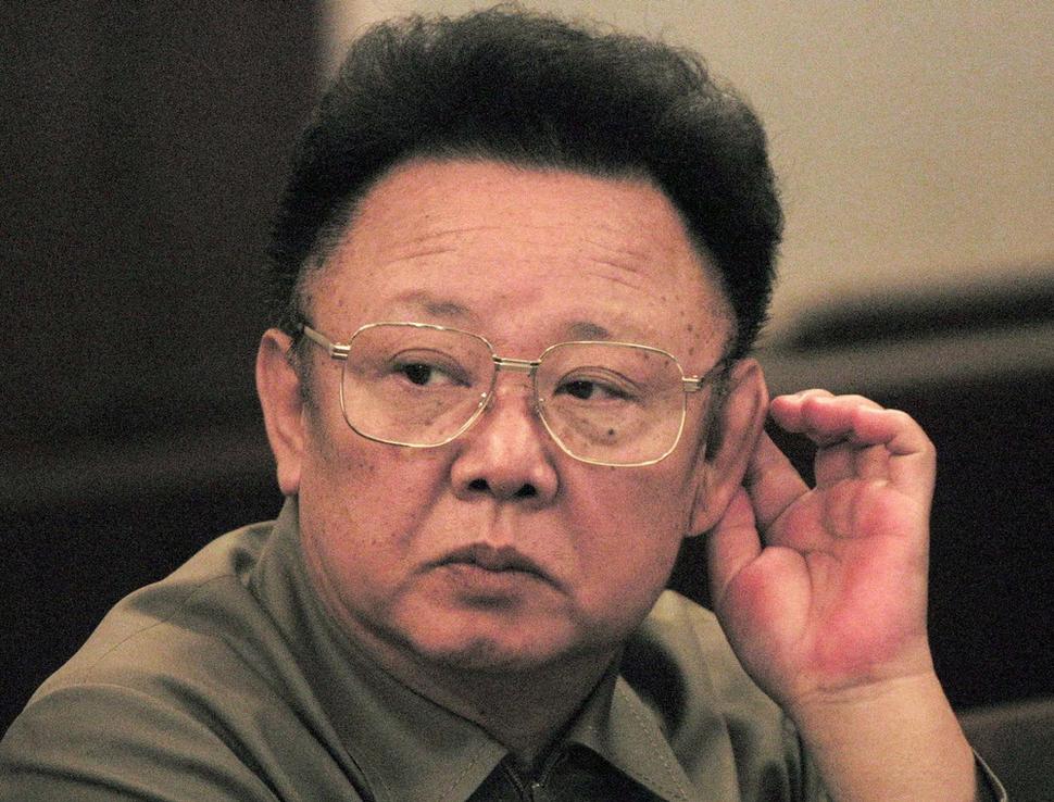 Kim Čong Il. Syn Kim Ir Sena. Verte, že keby ste boli obyvateľom Kórey a išiel by okolo Vás tento ľudomil, slušne a pokorne by ste sa mu pozdravili, aby náhodou.... Off record nám bolo povedané, že tento chlapík v TV nikdy neprehovoril pre rečovú vadu.