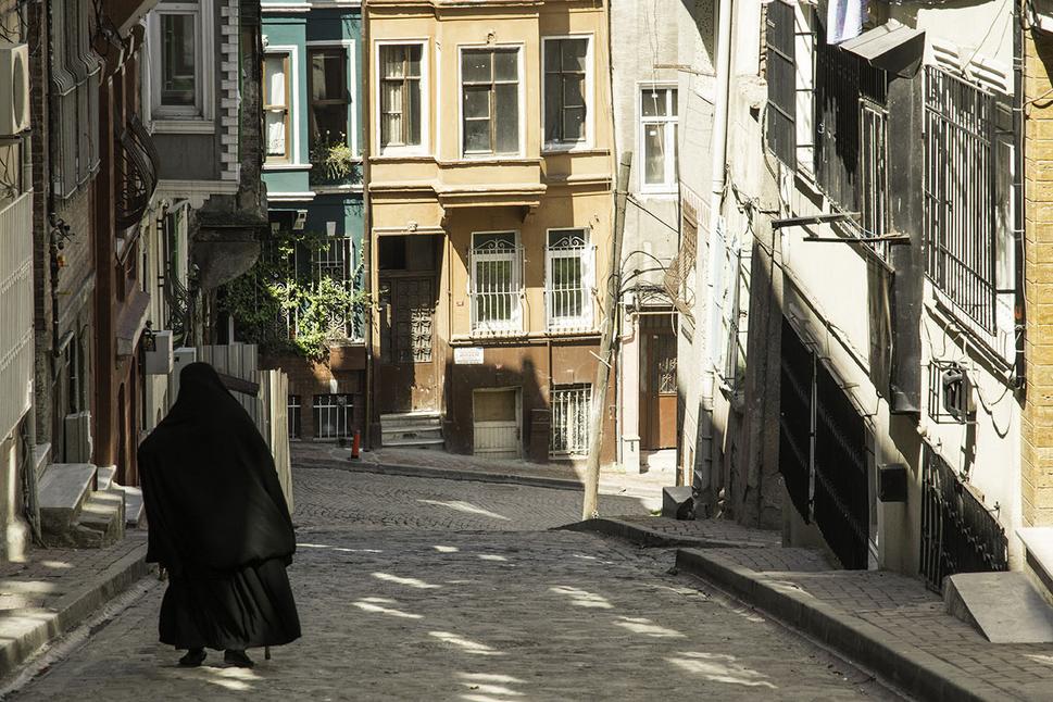 Popoludňajšia prechádzka prázdnou ulicou