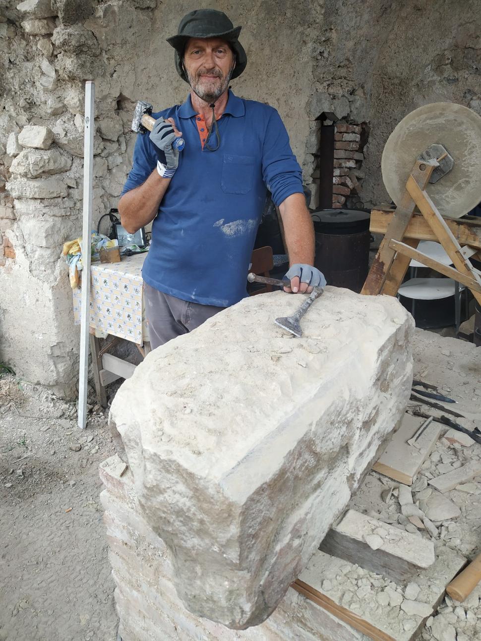 Ahojte. Pacujem s kameňom od roku 1978 a prvé roky som si vôbec nemyslel, že pri ňom ostanem tak dlho. So živnosťou som sekol pred šiestimi rokmi. Nemal som už nervy na to. Som spokojný, najvyššia miera slobody je môcť si dovoliť robiť zadarmo