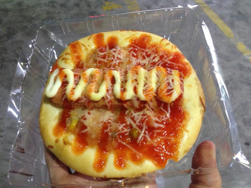 Toto bolo asi jedno z najhorších jedál, ktoré som ochutnal. No ale nebolo na výber. Je to minipizza s kečupom a párkom. bleee