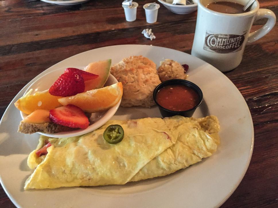 GATLINBURG-AUGUST 9: Crockett’s Breakfast Camp, no a cakat sa rozhodne vyplatilo, dostatok energie na cely den Gatlinburg, Tennessee, USA on August 9, 2016