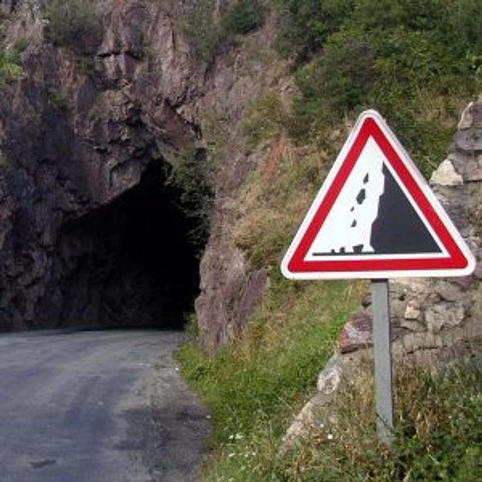 Doba kamenná ešte celkom neskončila. Sem-tam ešte niekde niečo padne.