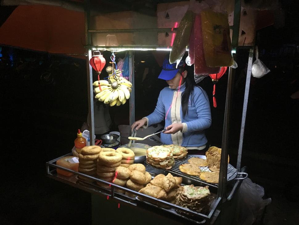 Zatiaľčo sa turisti zabávajú, miestni sa snažia zarobiť predajom miestnych špecialít.