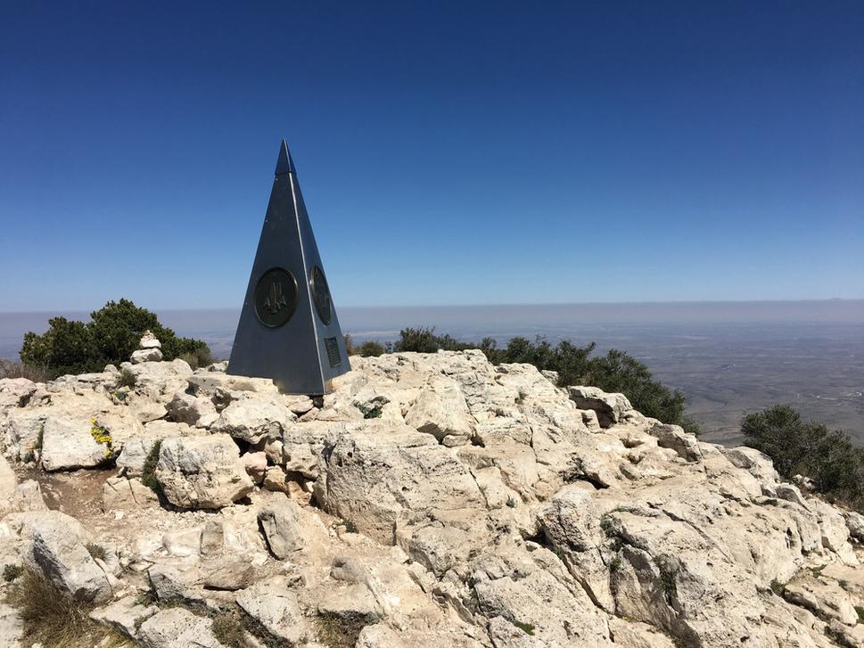 Pyramída Amerických aeroliniek na vrchole Guadalupského štítu.