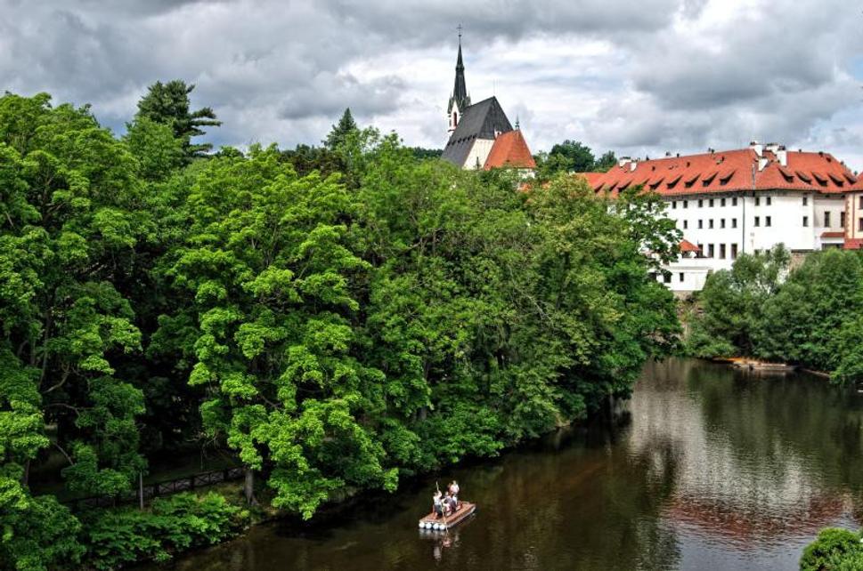 Pohľad z penzionu - v pozadí kostol sv. Víta.