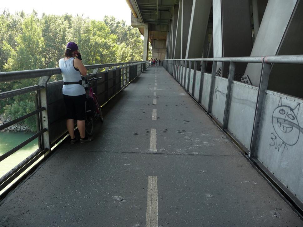 Vpredu už odstránené a vzadu čakajúce krtince na cyklolávke Prístavného mosta