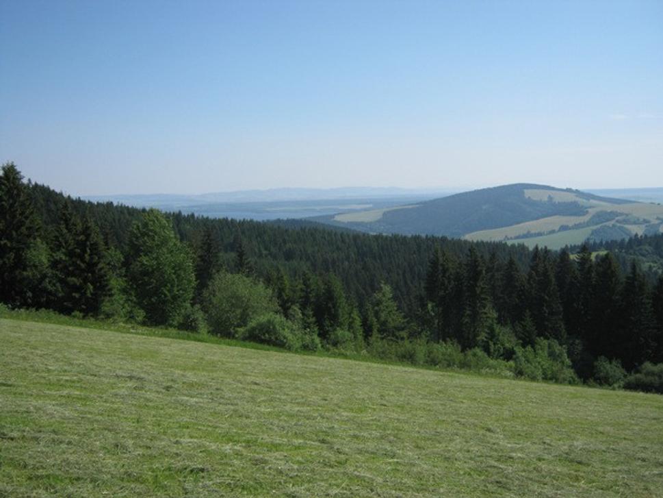 Výhľad spod Javorového vrchu na Oravskú priehradu a Uhlisko nad Trstenou.