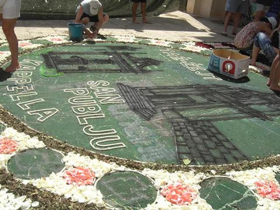 niekoľko metrový obraz z lupienkov kvetov nazývaný „infiorata“