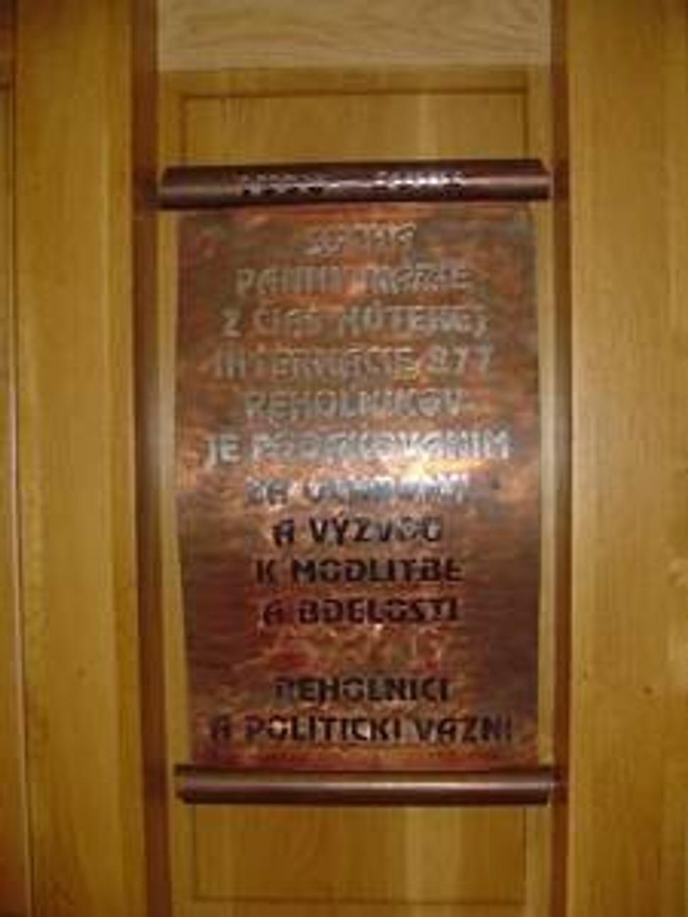 Ide o nápis pod sochou Panny Márie vyrezanej v časoch nútenej koncentrácie jezuitom Š. Bačom "Sucha Panny Márie z čias internácie 877 rehoľníkov je poďakovaním za ochranu a výzvou k modlitbe a bdelosti" rehoľníci a politický väžni