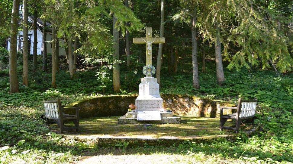 Nápis pod Krížom: Tento kríž postavili z vďačnosti vodou týchto prameňov uzdravení v roku 1869