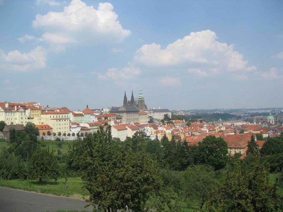 Pohľad z Petřína na Hradčany.