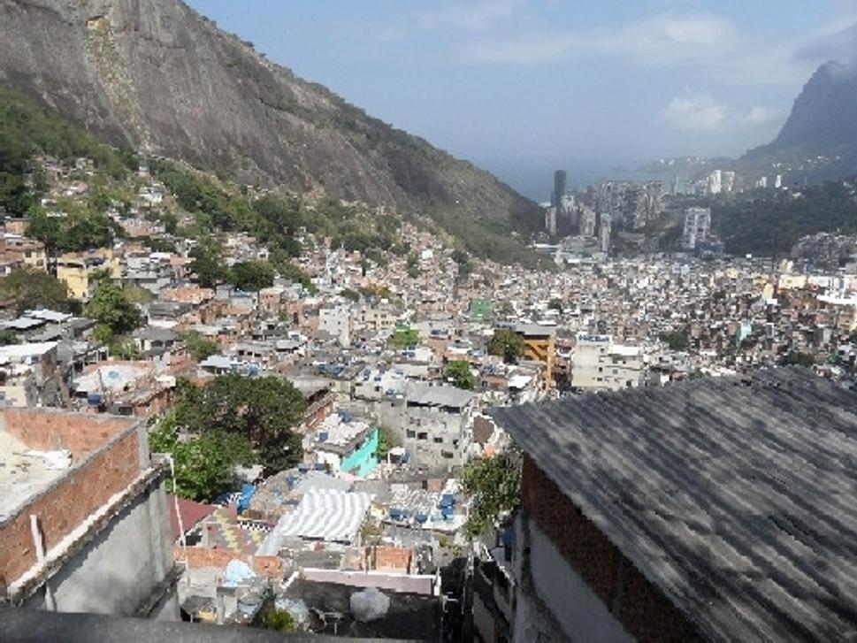 Pohľad na fávelu Rocinha z vrchu