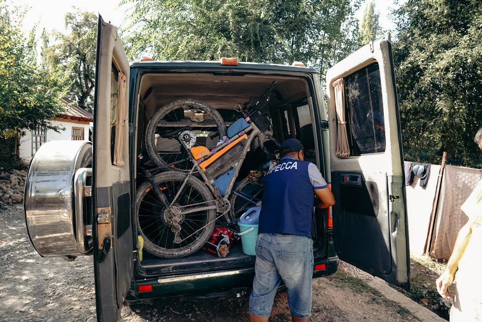 Zvyšné bicykle naložené v kufri spolu s vecami na piknik