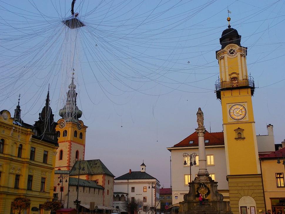 Šikmá Hodinová veža dominuje centrálnemu námestiu. Pri návšteve Banskej Bystrice si nájdite čas vystúpiť na rozhľadňu a pokochať sa okolím z miesta, na ktorom kedysi slúžili vartáši.