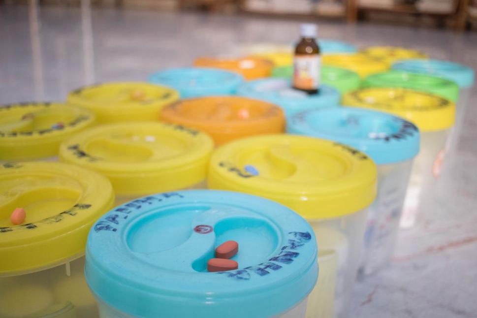 Udržiavacia liečba pacientov s HIV je veľmi prísna, dodržiavať musia aj presný čas užitia liečby
