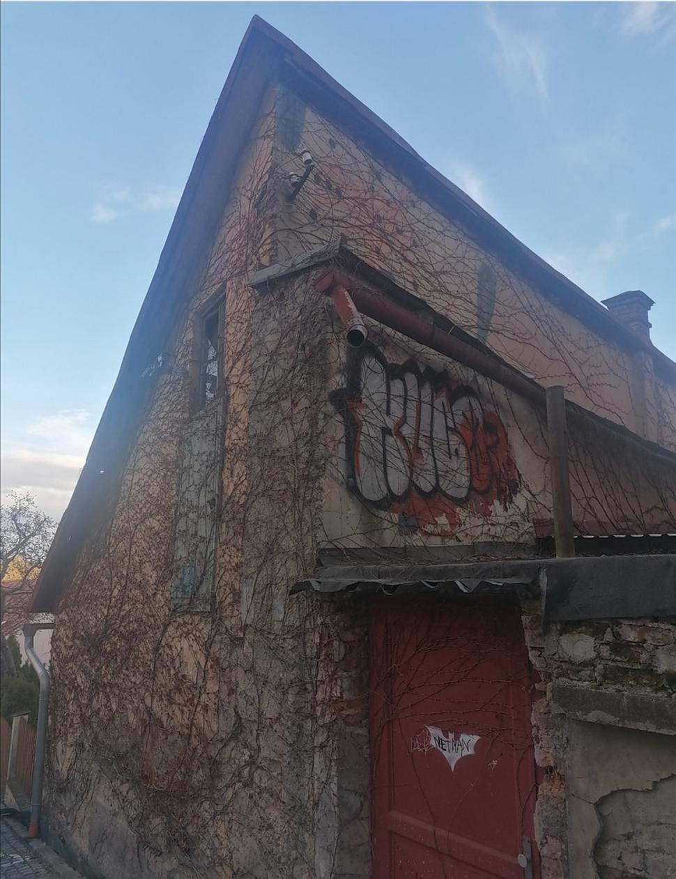Tento je funkčný. Černobyľský nádych mu dáva grafity a zajatie v brečtane