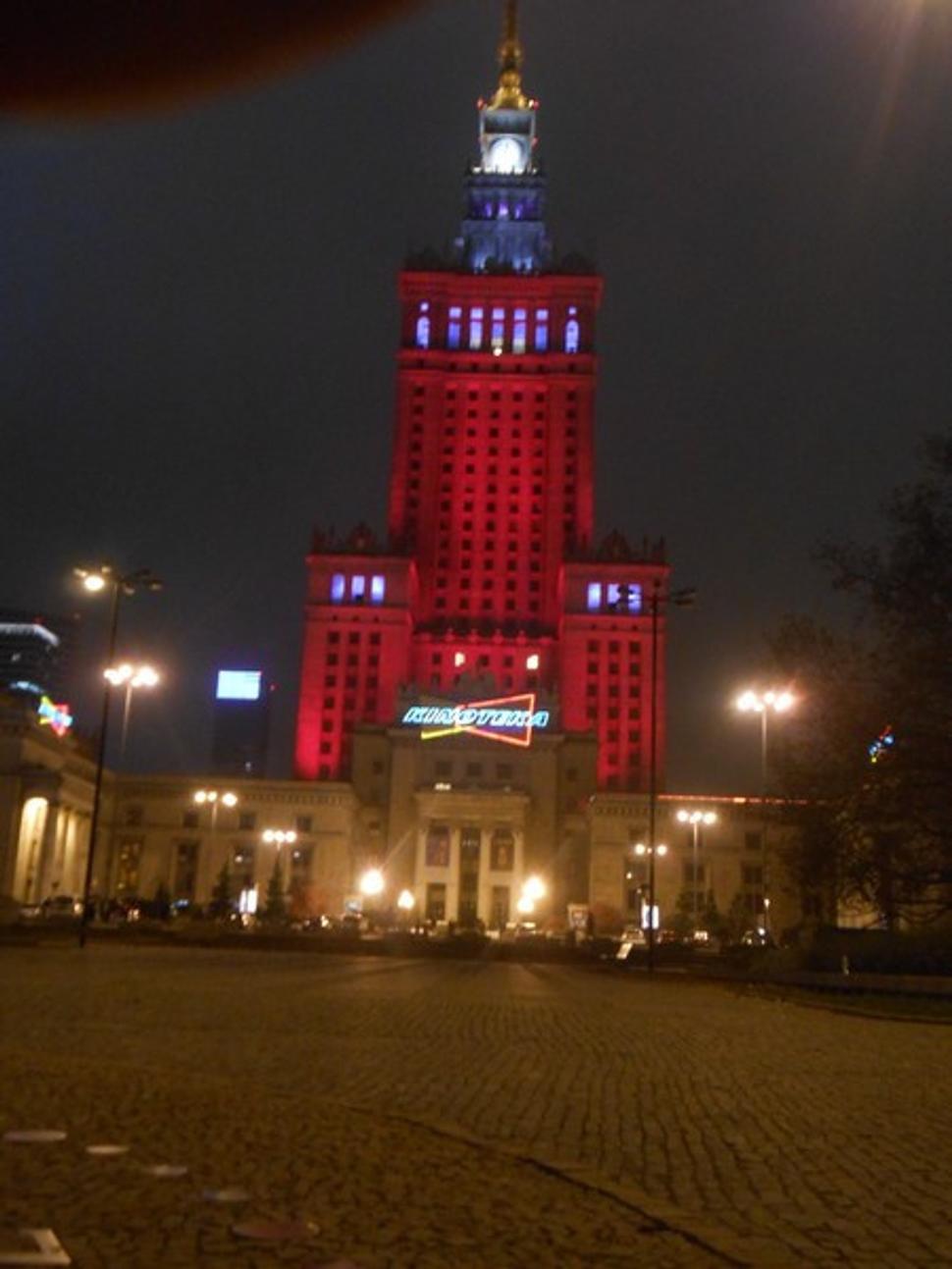 Palác kultúry menil farby, striedal červenú a bielu