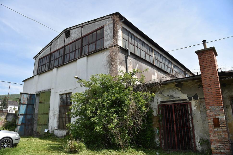 Exteriér podľa mňa najzachovalejšej budovy továrne.