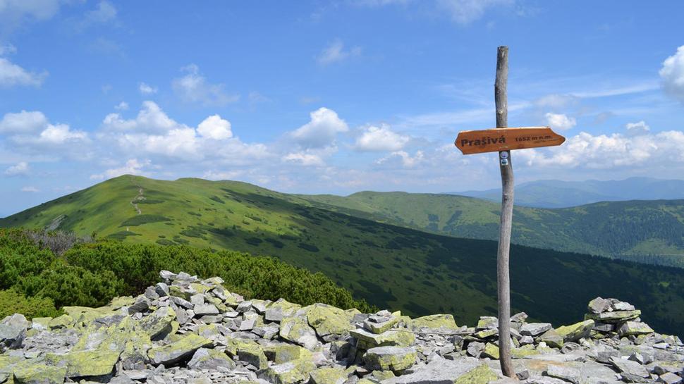 Vrcholová značka na Prašivej.V pozadí už Malá a Veľká Chochuľa.