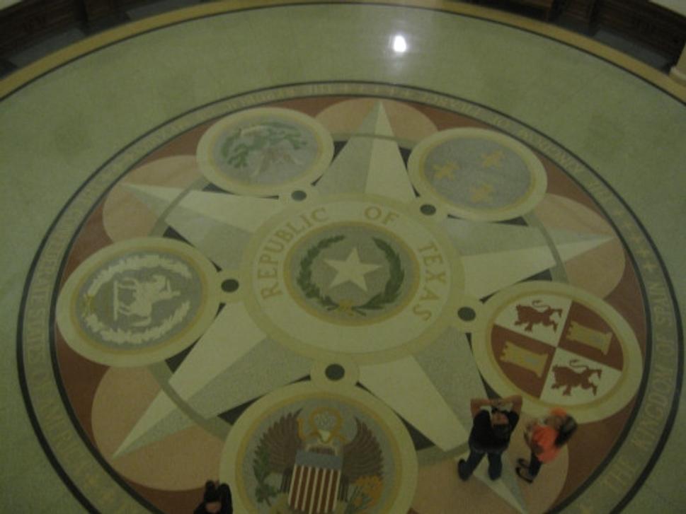 Na prízemí v budove je napísané Republic of Texas.