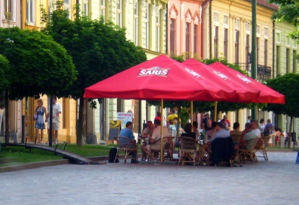 Stoly a stoličky budú v dlažbe Pešej zóny