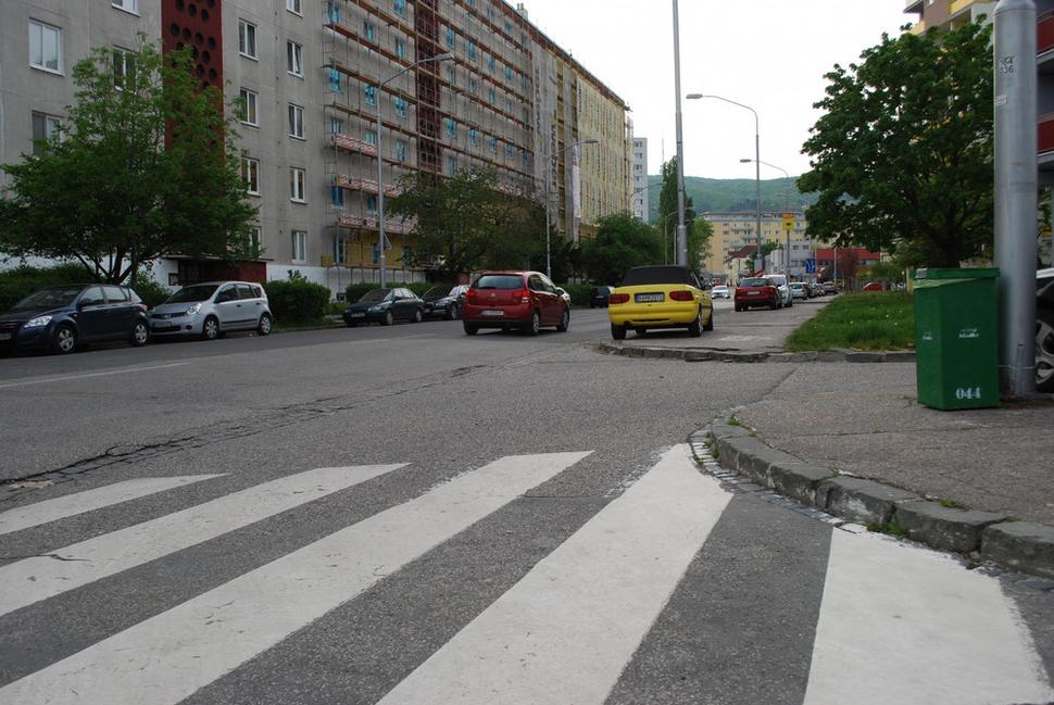 Kôš umiestnený pri potravinách na Riazanskej.