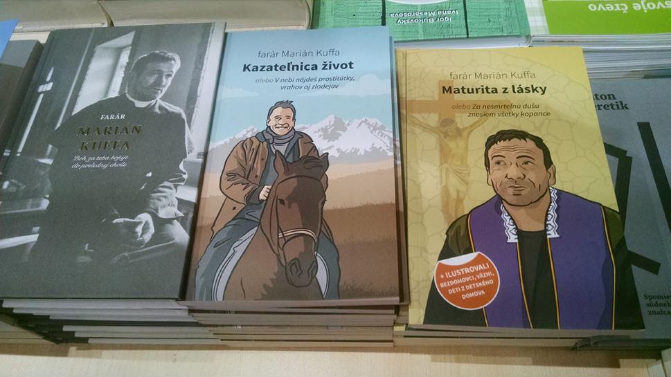 Kuffa kam sa len pozrieš. Čaro nechceného je ZLO od Antona Heretika príhodne vystavené hneď vedľa