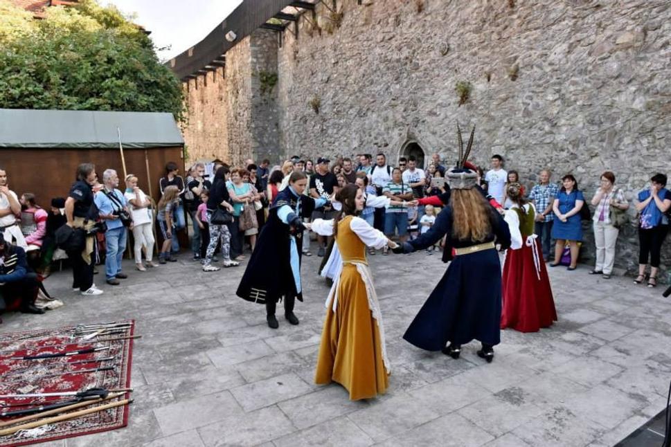 Dobové oblečenie a tance možno vidieť na hradbách každý víkend.