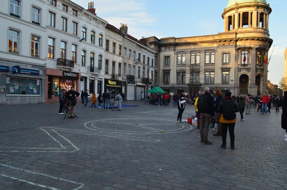 Na námestí bolo kriedou napísané Molenbeek so znakom mieru v 'O'