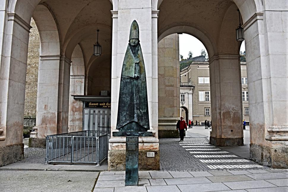 Giacomo Manzú a jeden z jeho mnohých kardinálov pri salzbugskej katedrále
