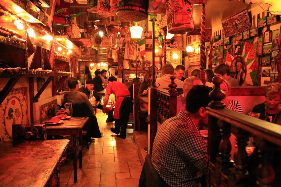 Atmosféra vnútri Columbus Cafe