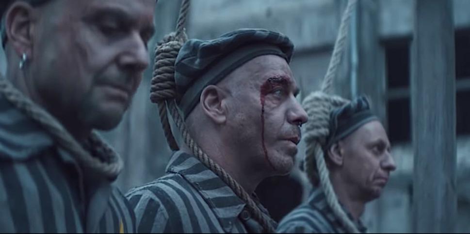 Záber z filmu Deutschland skupiny Rammstein.