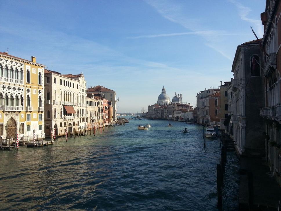 Výhľad na Canal Grande z Ponte dell'Accademia. Smerom na otvorené more.