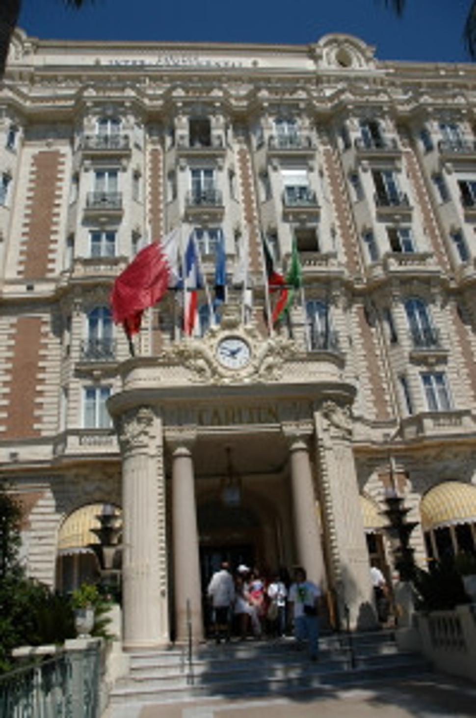 Hotel Carlton na Boulevard de la Croisette - najvychytenejšie francúzske letovisko. Raz ochutnáte a nikdy nezabudnete, a služby na úrovni budete vyžadovat aj na "divokom východe".