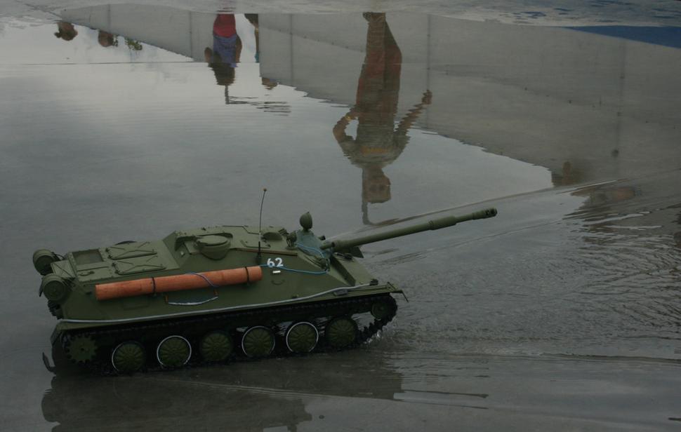 Iný model tanku úspešne zdoláva vodnú prekážku.